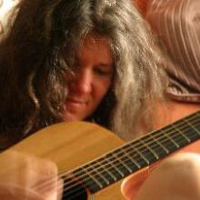 photo of Mary Shapiro playing guitar