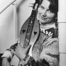 photo of sally rogers holding her dulcimer